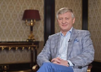 Рінат Ахметов, що до призначення Роберто Де Дзербі  головним тренером Шахтаря.