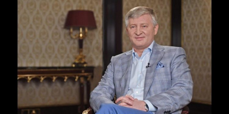 Рінат Ахметов, що до призначення Роберто Де Дзербі  головним тренером Шахтаря.